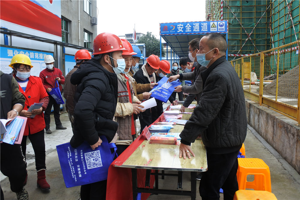 工農(nóng)路農(nóng)貿(mào)市場及安置房綜合體項目部攜手松溪縣總工會、司法局聯(lián)合開展農(nóng)民工公益法律服務行動