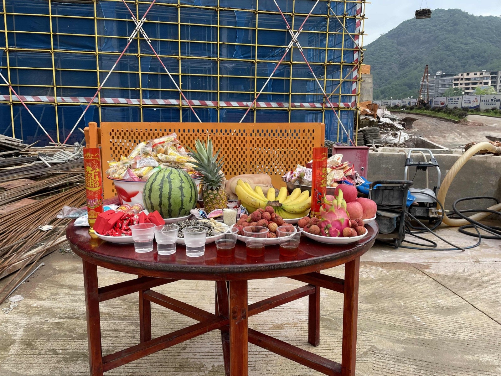 易順建工集團(tuán)有限公司承建的福建松溪經(jīng)濟(jì)開發(fā)區(qū)東園新型紡織專業(yè)園標(biāo)準(zhǔn)化廠房項(xiàng)目一期工程順利封頂！