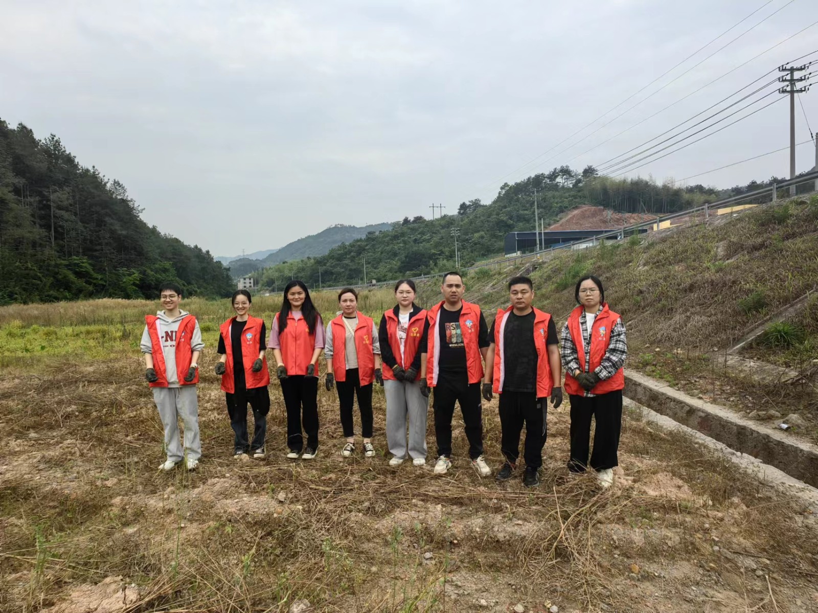 易順建工集團(tuán)有限公司入黨積極分子參加南門村、錢園橋村撂荒地整治活動(dòng)